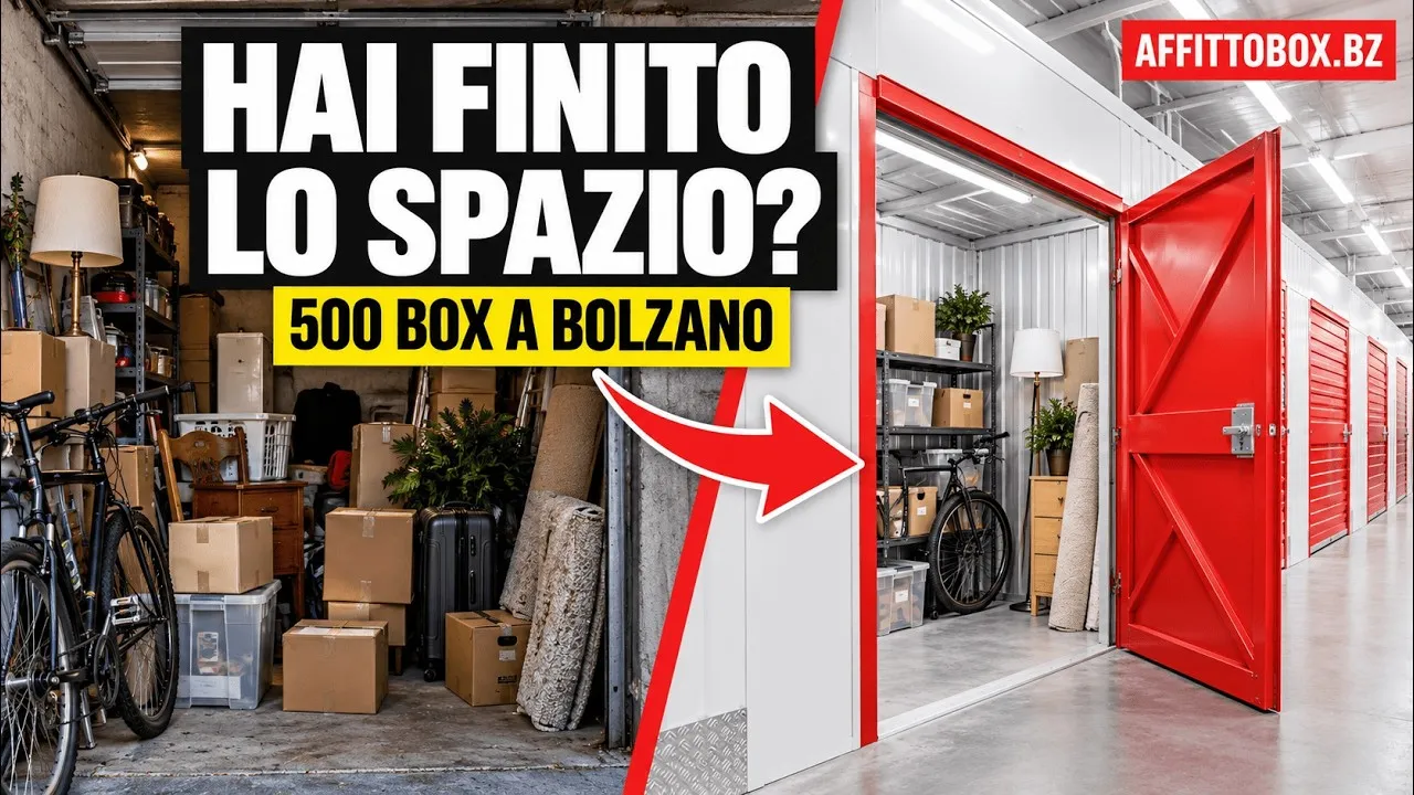 Garage pieno di scatoloni, bici e mobili a sinistra e un box AffittoBox aperto con porta rossa in un corridoio bianco a destra: hai finito lo spazio? 500 box a Bolzano